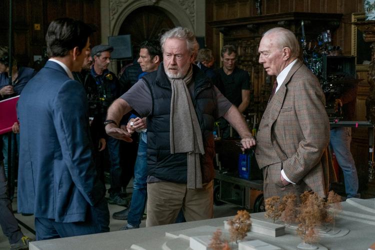 Billedet her stammer fra indspillingen af nye scener til Ridley Scotts nye film.'All the Money in the World', hvor Christopher Plummer (tv) overtog Kevin Spaceys rolle. I midten ses filminstruktør Ridley Scott og til højre skuespiller Mark Wahlberg.
    
   