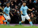 Manchester Citys Sergio Agüero (th.) jubler efter sit første mål.  