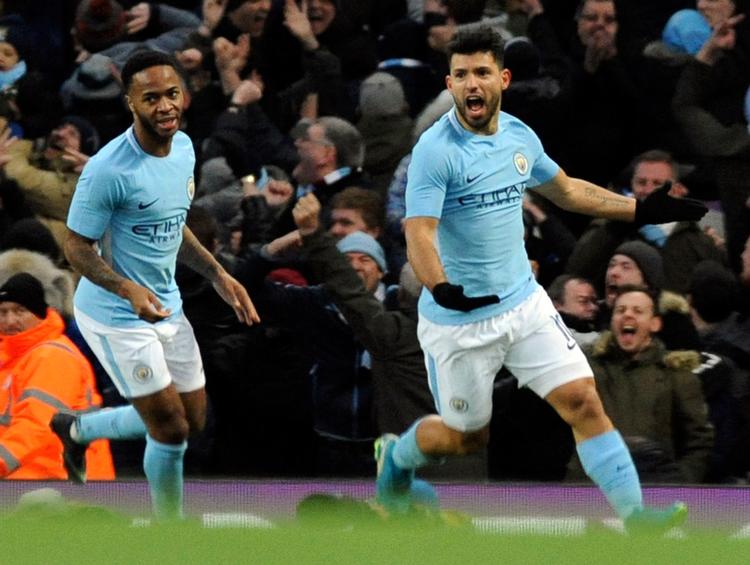 Manchester Citys Sergio Agüero (th.) jubler efter sit første mål.  