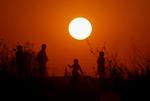De største af stjernene, som astronomer har fundet i nabogalaksen, har en masse svarende til 200 gange vores egen sol, som her lyser over legende børn i Islamabad i Pakistan.  