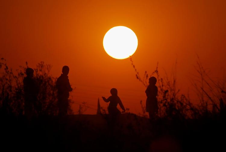 De største af stjernene, som astronomer har fundet i nabogalaksen, har en masse svarende til 200 gange vores egen sol, som her lyser over legende børn i Islamabad i Pakistan.  
