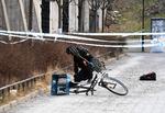Myndighederne har afspærret et større område omkring metrostationen i Vårby Gård i Huddinge kommune 15 kilometer fra Stockholm. Tidligere på dagen blev to såret, da en genstand eksploderede. Den ene af de to sårede er nu død af sine kvæstelser.
     10060 Henrik Montgomery/TT/POLFOTO