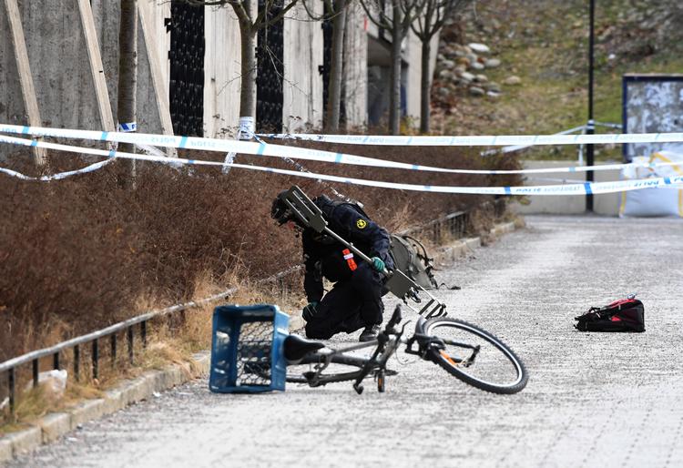 Myndighederne har afspærret et større område omkring metrostationen i Vårby Gård i Huddinge kommune 15 kilometer fra Stockholm. Tidligere på dagen blev to såret, da en genstand eksploderede. Den ene af de to sårede er nu død af sine kvæstelser.
     10060 Henrik Montgomery/TT/POLFOTO