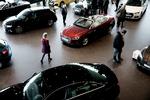 740.000 kroner står sådan en rød Audi A 5 Cabriolet til. Masser af mennesker havde drømmeblikket på, da de i weekenden beundrede biler hos Audi Gladsaxe.


   