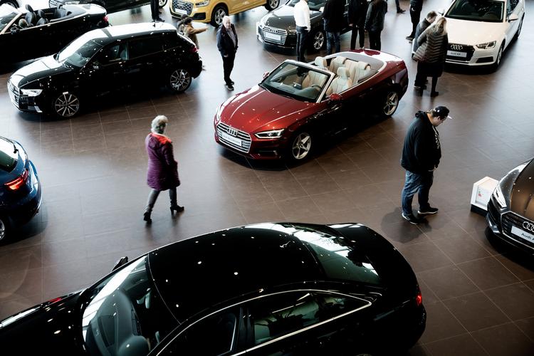 740.000 kroner står sådan en rød Audi A 5 Cabriolet til. Masser af mennesker havde drømmeblikket på, da de i weekenden beundrede biler hos Audi Gladsaxe.


   