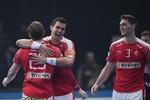 Jubel i den danske lejr. Rasmus Lauge og Morten Olsen omfavner hinanden efter 29-28-sejren over Frankrig i Bercy-Hallen. Nu kan danskerne rejse til Kroatien med ranke rygge og optimisme. 