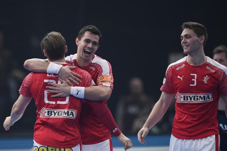 Jubel i den danske lejr. Rasmus Lauge og Morten Olsen omfavner hinanden efter 29-28-sejren over Frankrig i Bercy-Hallen. Nu kan danskerne rejse til Kroatien med ranke rygge og optimisme. 