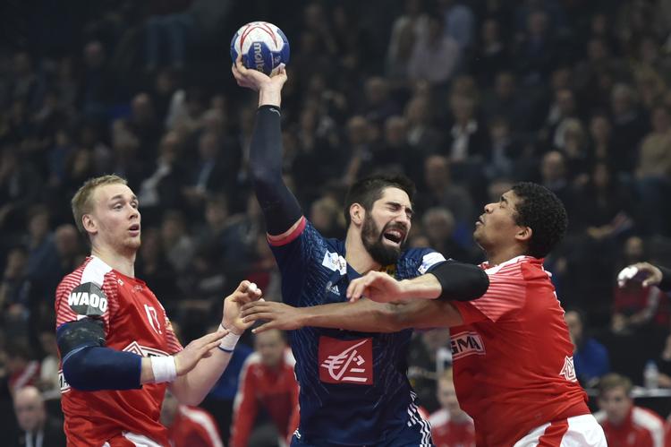 Nikola Karabatic var blændende i første halvleg, hvor hen fem gange sendte bolden i mål. Men efter pausen slap kræfterne op i de mange dueller med det danske forsvar, som havde kigget stjernen ud.
   