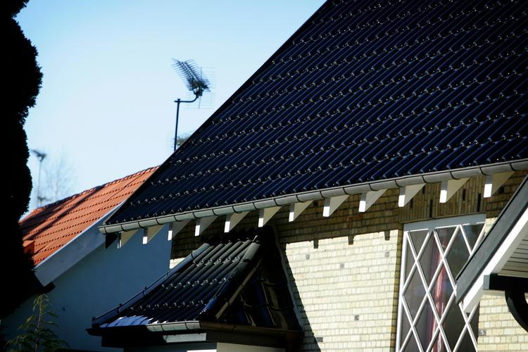 Sortglaseret tegl sten er blevet genstand for nabostridigheder landet over. Billedet her stammer fra Gentofte, hvor en nabo klagede over, at der i strid med servitutterne for området var lagt sorte tegl i stedet for røde.
   