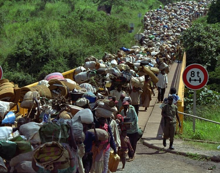 Folkedrabet sendte hundredetusinder på flugt. Men det var nabolandene ikke tilfredse med. I 1996 beordrede Tanaznia rwanderne sendt tilbage. Her ses hjemvendende krydse grænsen ved Rusumo. 