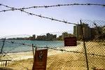 Grænsen deler også det, der tidligere var turistbadebyen i Varosha ved  Famagusta. 