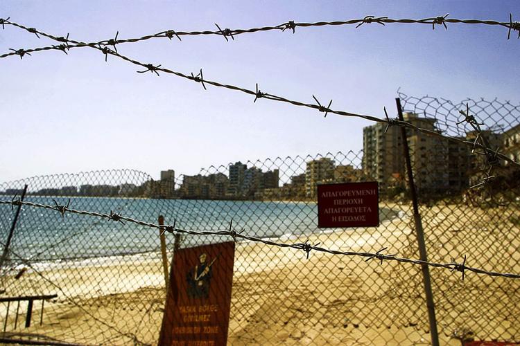Grænsen deler også det, der tidligere var turistbadebyen i Varosha ved  Famagusta. 