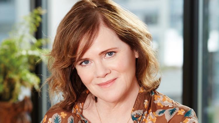 Maria Semple har en fortid som manuskriptforfatter til bl.a. 'Ellen' og 'Beverly Hills 90201'.  