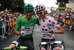 Warren Barguil (th) og den australske vinder af pointkonkurrencen Michael Matthews lykønsker hinanden efter sidste års Tour og er begge i gang med forberedelserne til den kommende.
   
