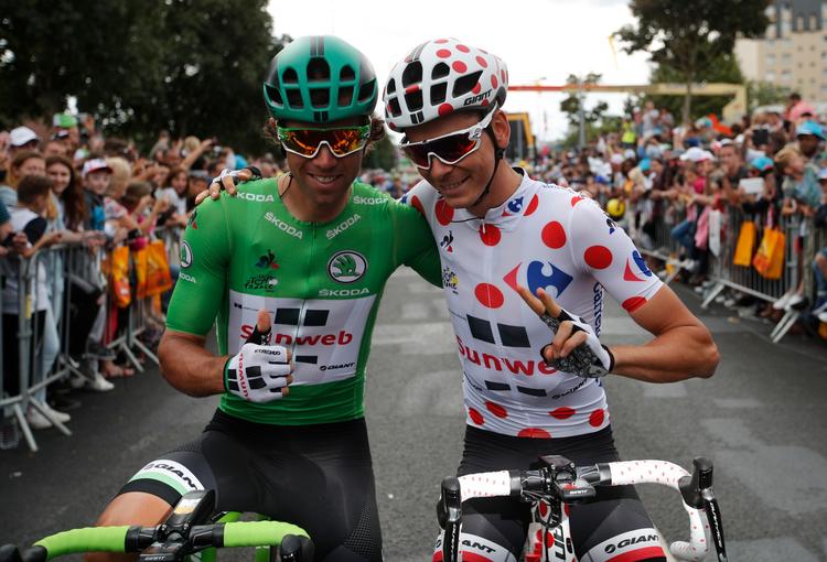 Warren Barguil (th) og den australske vinder af pointkonkurrencen Michael Matthews lykønsker hinanden efter sidste års Tour og er begge i gang med forberedelserne til den kommende.
   