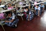 Migranter fra El Salvador har siden jordskælvet i 2001 lovligt kunnet slå sig ned i USA for at bo og arbejde. Billedet er fra 2006, hvor skolebørn i San Salvador øver sig i beskyttelse i anledning af 20 året for jordskælvet i 1986, som dræbte 1.500 mennesker.  