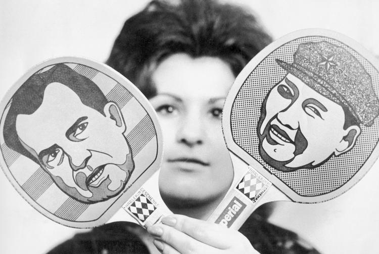 Sport og politik har gennem årene skabt strid og forsoning. Et eksempel er 'ping-pong diplomatiet', der åbnede for ny kontakt mellem Richard Nixons USA og Mao Zedongs Kina. 