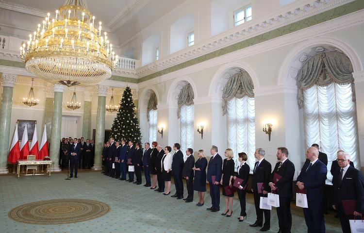 Polens ministerpræsident, Mateusz Morawiecki sammen med sit nye ministerhold i præsidentpaladset i Warszawa tirsdag 9. januer 2018. (AP Photo/Czarek Sokolowski)
   