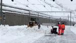 En bulldozer rydder sne på jernbanesporene i Zermatt. Foto: Lars Mlekusch via AP
   