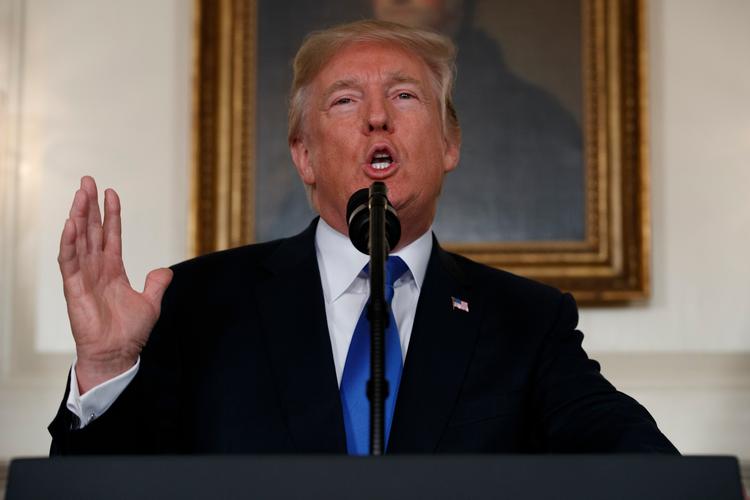 På fredag skal Donald Trump tage beslutningen om USA skal underskrive atom-aftalen med Iran igen eller afvise den.  