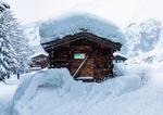 Over en meter sne er faldet i dele af Valais, hvor Zermatt ligger. Den massive mængde sne samt stor lavinefare har lukket pister, veje og toglinje til og fra byen. Foto: Marko Knezevic via AP   