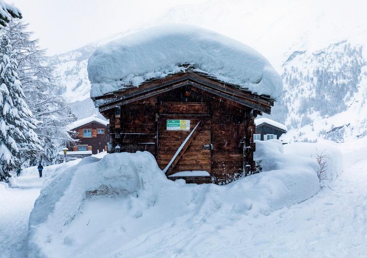 Over en meter sne er faldet i dele af Valais, hvor Zermatt ligger. Den massive mængde sne samt stor lavinefare har lukket pister, veje og toglinje til og fra byen. Foto: Marko Knezevic via AP   