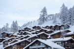 Veje er lukkede, det samme gælder tognettet, og derfor er kun luftvejen mulig, hvis man vil forlade den populære schweiziske by Zermatt. Store mængder sne og lavinefare har på ny givet udfordringer, og der er alligevel ikke udsigt til, at man kan forlade byen med tog onsdag. Foto: Dominic Steinmann/Keystone via AP
   
