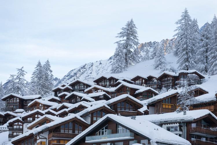 Veje er lukkede, det samme gælder tognettet, og derfor er kun luftvejen mulig, hvis man vil forlade den populære schweiziske by Zermatt. Store mængder sne og lavinefare har på ny givet udfordringer, og der er alligevel ikke udsigt til, at man kan forlade byen med tog onsdag. Foto: Dominic Steinmann/Keystone via AP
   