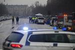Politiet har afspærret gaden og er sammen med sprængstofeksperter fra forsvaret sat ind ved ambassaden på Østerbro. 