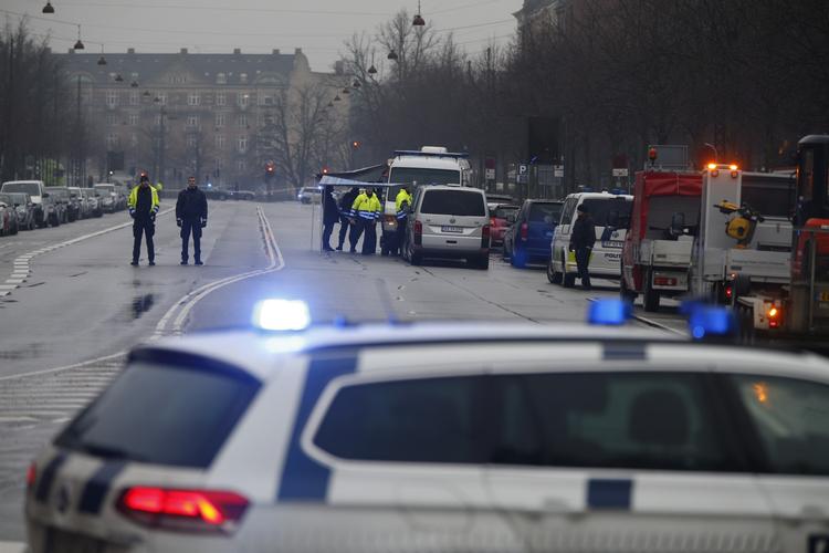 Politiet har afspærret gaden og er sammen med sprængstofeksperter fra forsvaret sat ind ved ambassaden på Østerbro. 