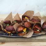 Den australske kok Morgan McGlone gæster endnu en gang Danmark, hvor han serverer sin verdenskendte kyllinge-sandwich.  