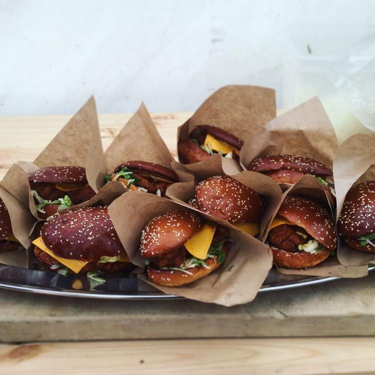 Den australske kok Morgan McGlone gæster endnu en gang Danmark, hvor han serverer sin verdenskendte kyllinge-sandwich.  