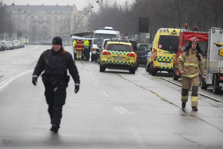 Cirka 400 meter af Dag Hammarskjölds Allé var spærret af, mens politi, beredskab og bomberyddere arbejdede på stedet.
 