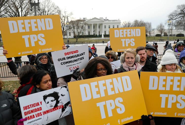 Organisationen CASA de Maryland protesterer ved Det Hvide Hus mod Donald Trumps plan om at opløse TPS, der sikrer cirka 200.000 salvadoraneres midlertidige beskyttelse i landet. 