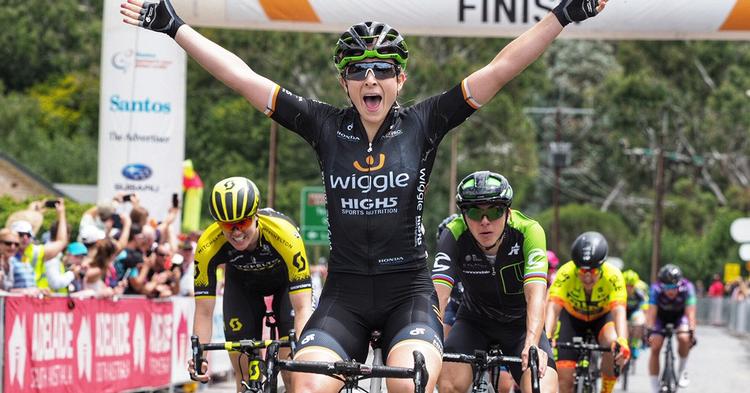 Australieren Annette Edmondson er sikker vinder af massespurten på 1. etape i kvindernes Tour Down Under. Foto: Tour Down Under/Kevin Anderson. 
