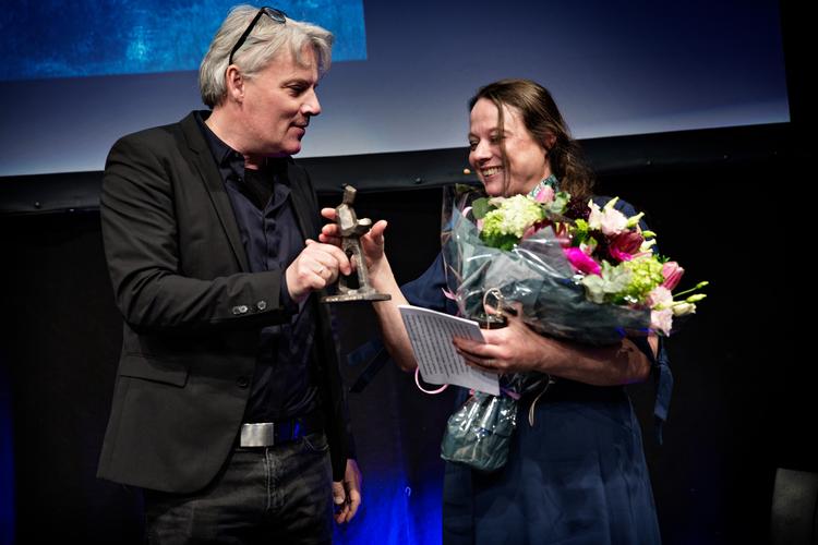 De mindre forlag og de mindre bøger bliver overset af aviserne og derfor også, når der skal uddeles litteraturpriser. Det skriver ugens klummeskribent i Bøger.  