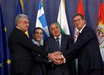 Den serbiske præsident Aleksandar Vucic, højre, sammen med Rumæniens premierminister Mihai Tudose, venstre, Grækenlands premierminister Alexis Tsipras, anden fra venstre, og Bulgariens premierminister Boyko Borisov efter et møde omkring Serbiens medlemskab af EU. Beograd, december, 2017. 