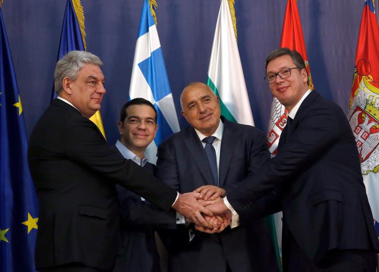 Den serbiske præsident Aleksandar Vucic, højre, sammen med Rumæniens premierminister Mihai Tudose, venstre, Grækenlands premierminister Alexis Tsipras, anden fra venstre, og Bulgariens premierminister Boyko Borisov efter et møde omkring Serbiens medlemskab af EU. Beograd, december, 2017. 