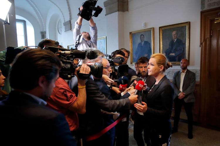 Inger Støjberg skal forsvare mange ting disse dage. Fra tillidsrepræsentant i Udlændinge- og Integrationsministeriet,  Marie Louise Gammelgård-Larsen, lyder det: »Der er ingen tvivl om, at medarbejderne herinde i Udlændinge- og Integrationsministeriet har været under et enormt stort arbejdspres. Faktisk siden ministeriets oprettelse«. 