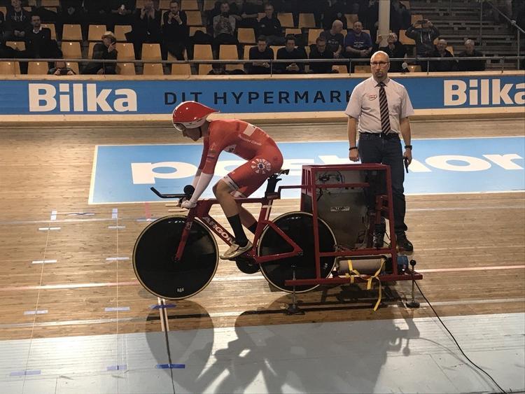Hans Christian Lykkegaard er klar til at sende Martin Toft Madsen af sted på rekordkørslen. Foto: CyclingWorld.dk 