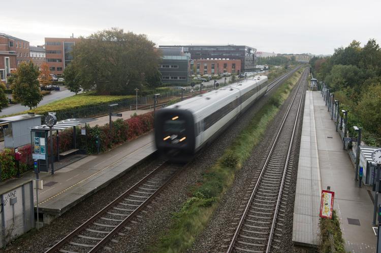 
    DSB har lavet flere ændringer i sin køreplan, hvilket primært berører strækninger i Jylland. Baggrunden for omlægningerne er en ny aftale mellem Transport- og Bygningsministeriet og DSB.  DSB's nye køreplan indeholder en række forbedringer for østjyder - bl. a. vil regionaltogene gøre holdt ved stationen i Viby.
Foto: Casper Holmenlund Christensen
   Casper Holmenlund Christensen/POLFOTO