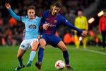 Barcelonas portugisiske midtbanespiller Andre Gomes snupper bolden for næsen af Emre Mor, der med Celta Vigo tabte stort på Camp Nou.
   