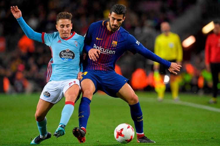 Barcelonas portugisiske midtbanespiller Andre Gomes snupper bolden for næsen af Emre Mor, der med Celta Vigo tabte stort på Camp Nou.
   