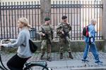 Terrortruslen og de krav om bevogtning, den medfører, har belastet politiet kraftigt. Derfor har soldater afløst betjente i en række opgaver. Her ses militæret på bevogtning i København.  