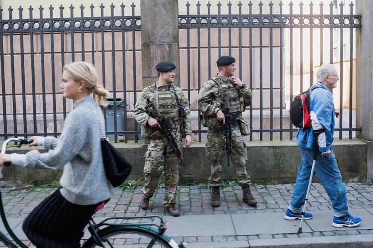 Terrortruslen og de krav om bevogtning, den medfører, har belastet politiet kraftigt. Derfor har soldater afløst betjente i en række opgaver. Her ses militæret på bevogtning i København.  
