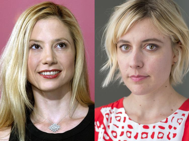 Mira Sorvino og Greta Gerwig trækker en streg i sandet.  