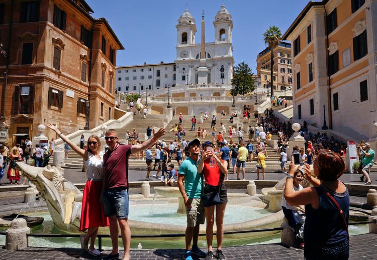 Over 7 millioner turister besøgte Rom i 2016. Ifølge WTTC's rapport er Rom blandt de top-20 lande ud af 68, som er i størst risiko for, at bl.a. befolkningen vender sig mod masseturismen, og at den kan skade byens historiske monumenter.   
