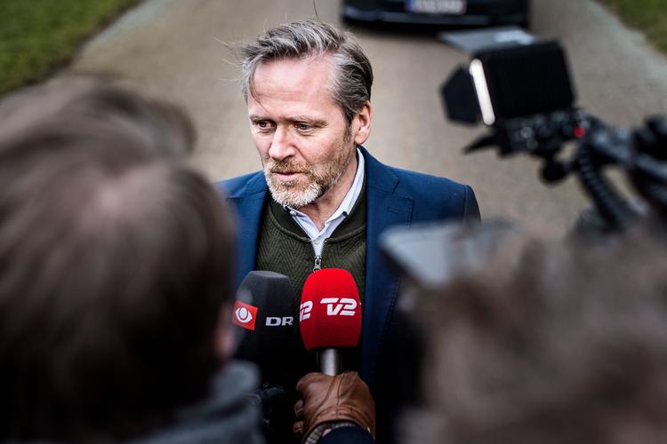 Liberal Alliances og resten af hovedbestyrelsen mødtes tidligere i dag for at drøfte om partiet skal fortsætte i trekløverregeringen. Her ankommer Anders Samuelsen til Gammel Vindinge konferencecenter i Nyborg. 