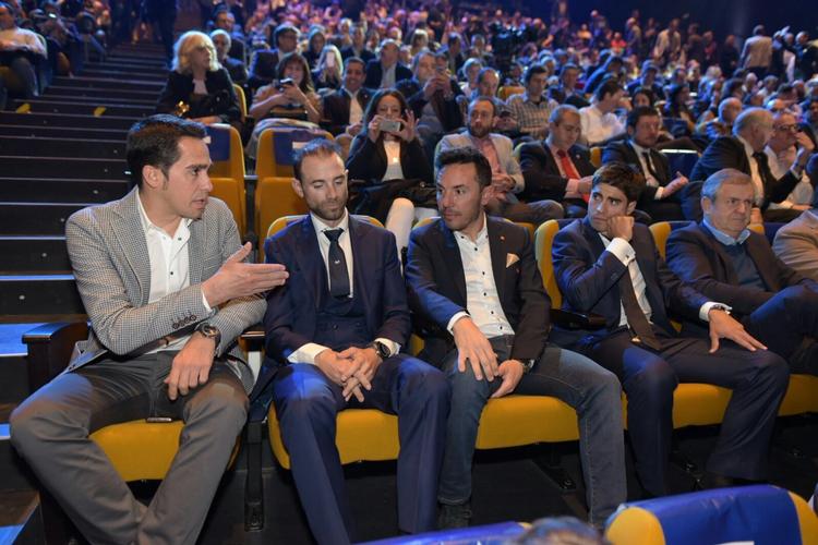 Alberto Contador forklarer, mens Alejandro Valverde, Joaquim Rodriguez og Mikel Landa lytter under dagens præsentation af Vuelta a España. 