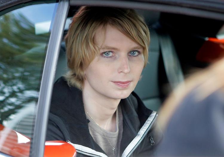 Chelsea Manning blev oprindeligt idømt 35 års fængsel, men Barack Obama afkortede hendes straf, inden han trak sig som præsident.  